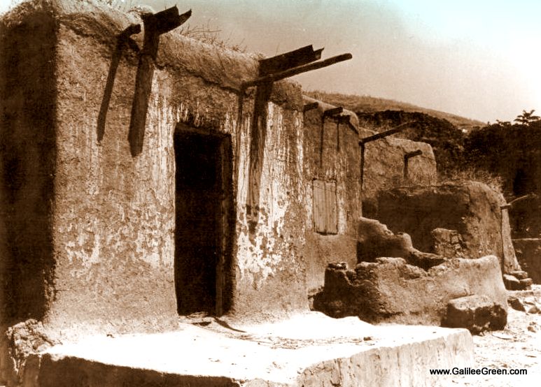 First hut in Yavne'el 1902