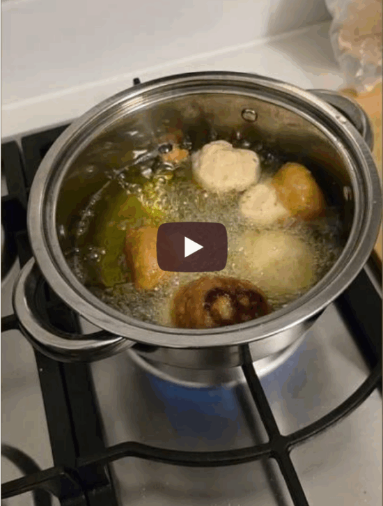 Frying Colombian Bunuelos for Hannukah